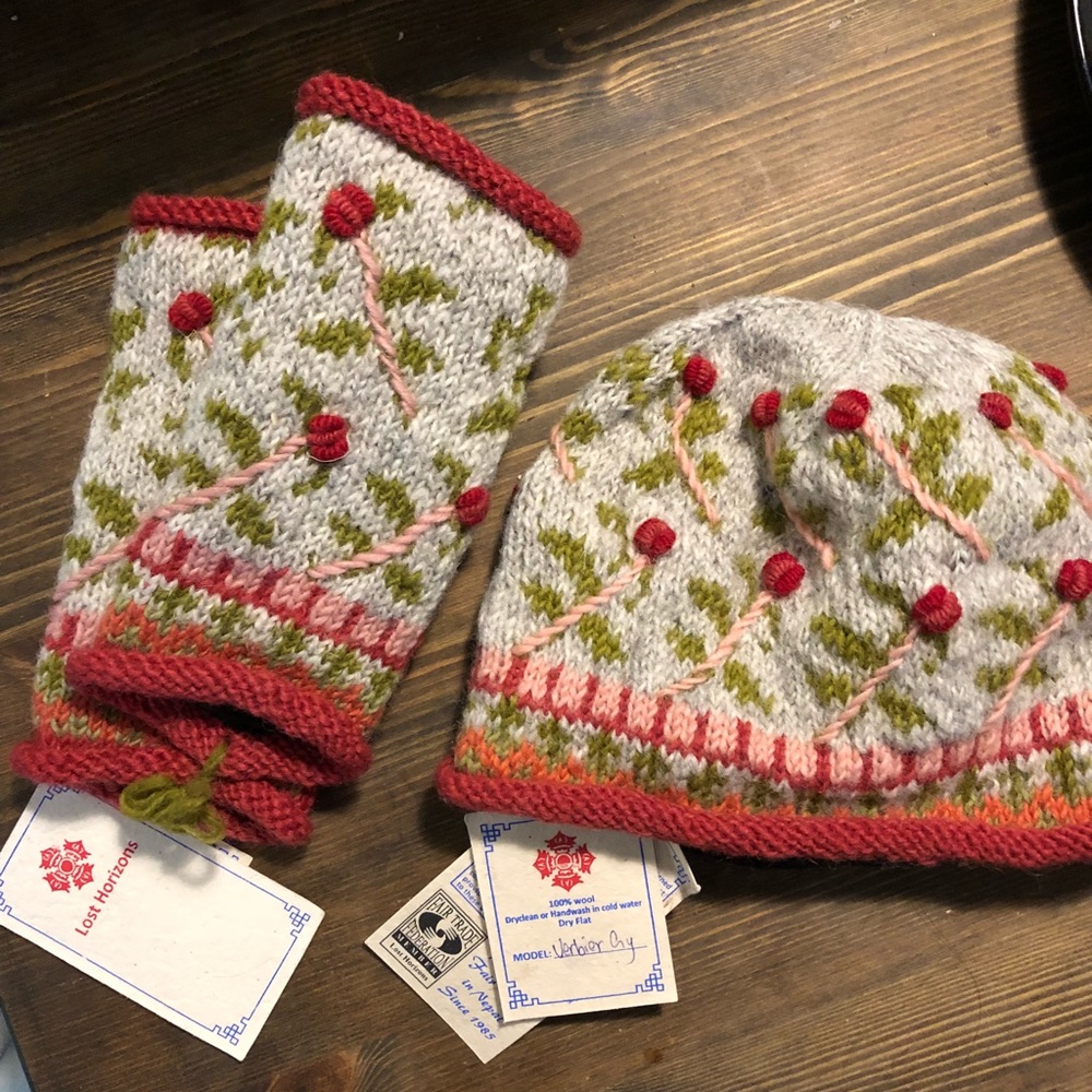 Fingerless gloves and hat by lost horizons